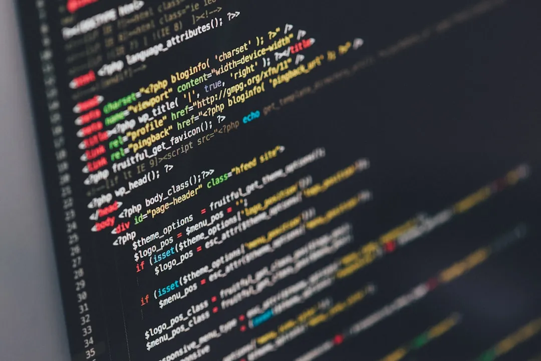 Quellcode auf einem Monitor als Symbol fuer Software-Modernisierung und Legacy-Ablösung
