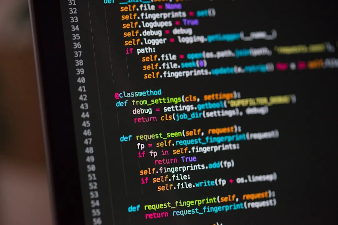 Code auf einem Monitor als Symbol fuer Software-Architektur und stabile Digitalprojekte