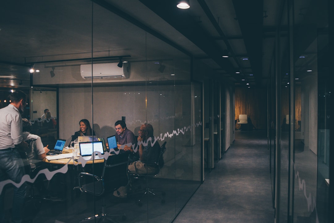 Team arbeitet an Computern als Symbol fuer die Entscheidung zwischen Standardsoftware und Individualsoftware